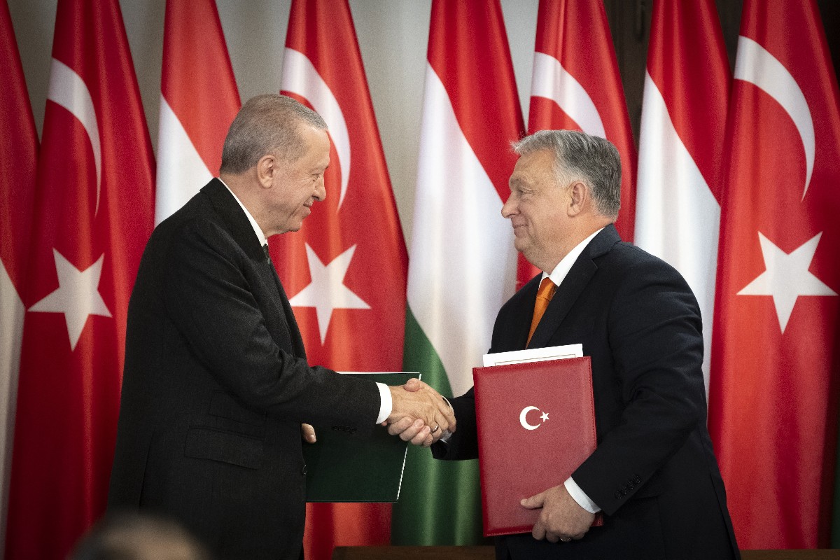 Orbán Viktor miniszterelnök (j) és Recep Tayyip Erdogan, Törökország elnöke kezet fog