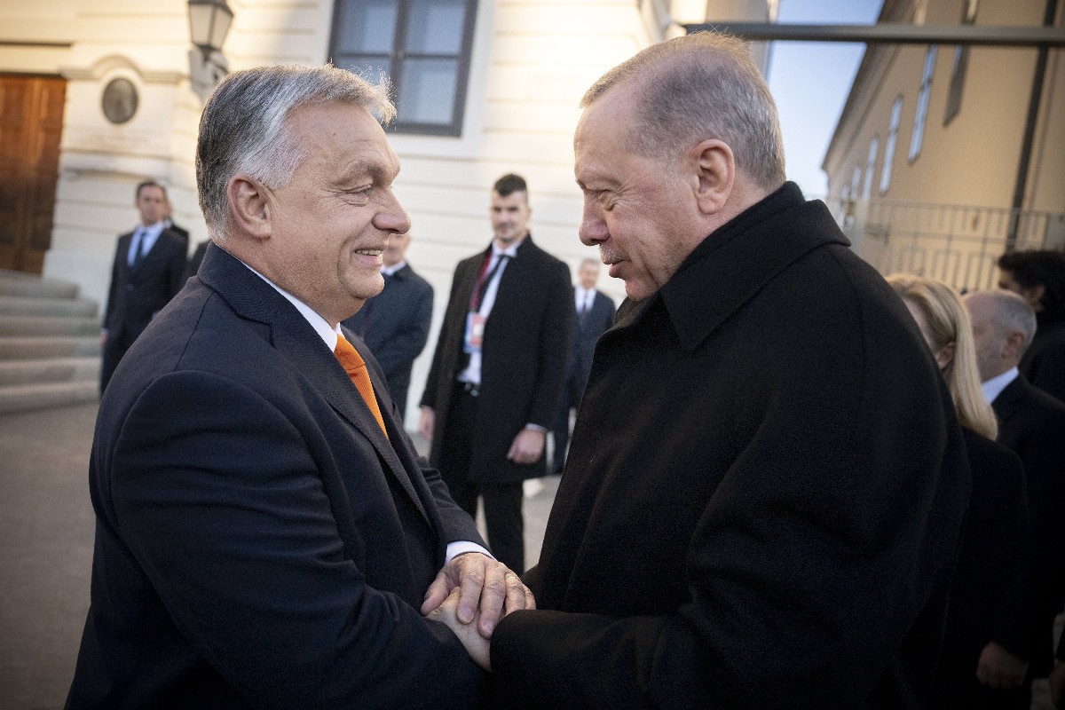 Orbán Viktor kormányfő (b) fogadja Recep Tayyip Erdogan török elnököt