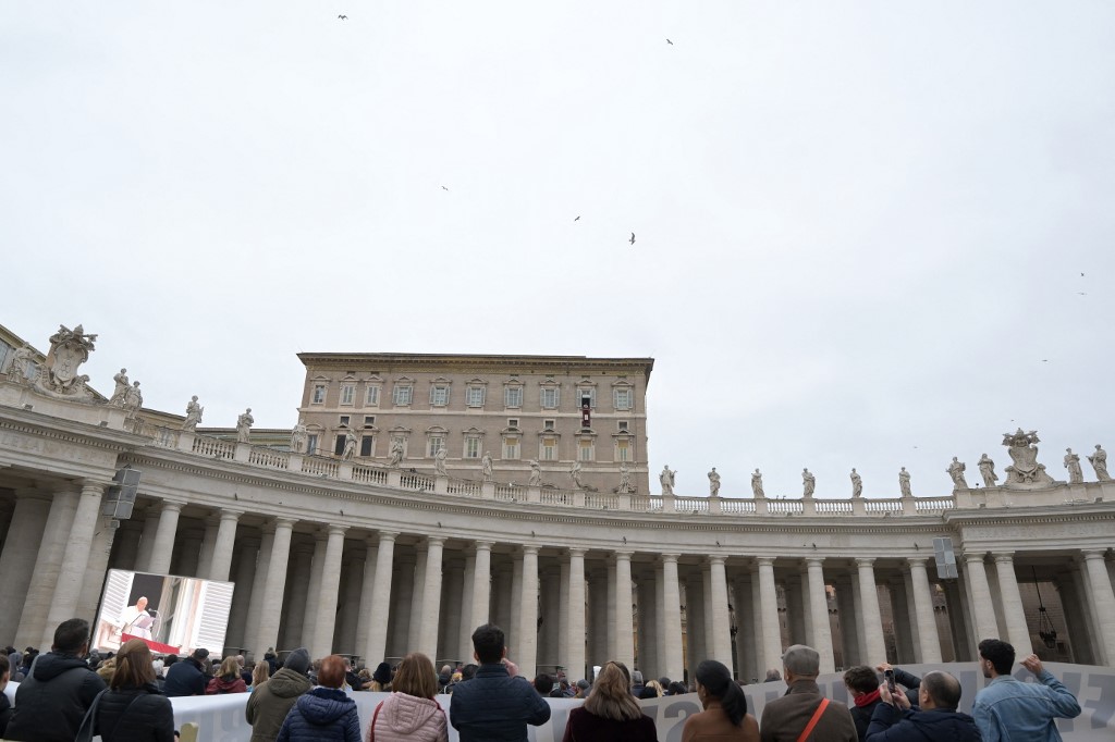 Ferenc pápa a Szent Péter térre néző apostoli palota ablakából szól a tömeghez az Angelus ima közben a Vatikánban 2023. december 24-én. Tiziana FABI / AFP