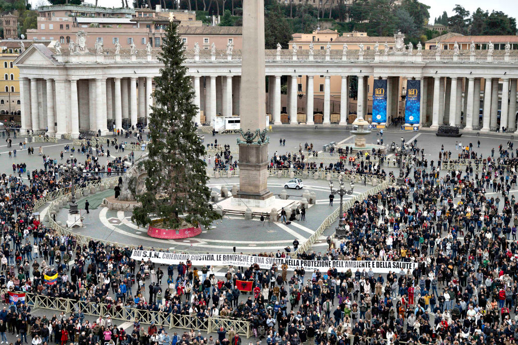 A Szent Péter tér látképe Ferenc pápa vasárnapi Angelus áldása közben a vatikáni Vatikánban 2023. december 24-én.