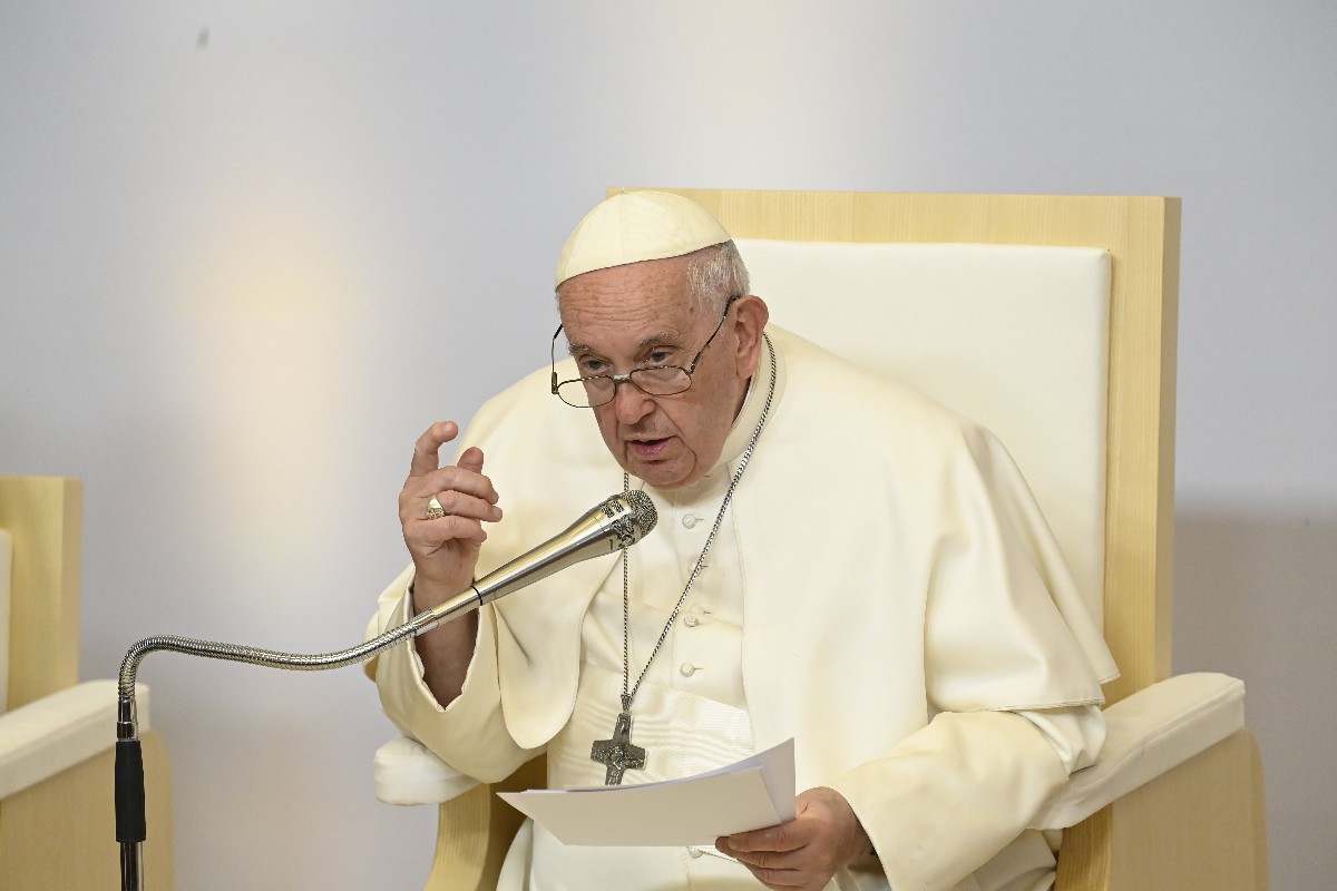 Ferenc pápa beszédet mond a Pázmány Péter Katolikus Egyetem információs technológiai és bionikai karán 2023. április 30-án.