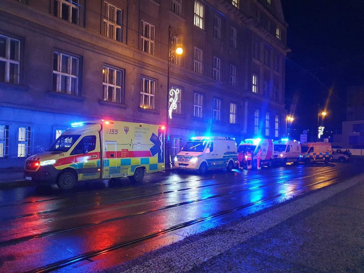 Legalább 10 ember meghalt a prágai lövöldözésben
