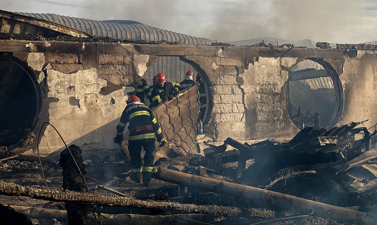 Tűzoltók egy kigyulladt panziónál a dél-romániai Tohani településen 2023. december 26-án.