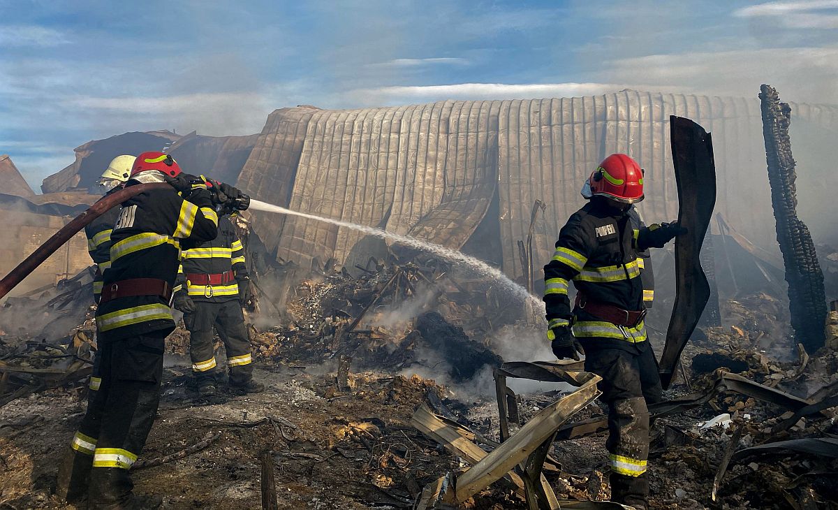 Tűzoltók egy kigyulladt panziónál a dél-romániai Tohani településen 2023. december 26-án.