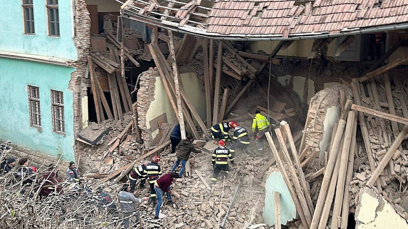 Túlélők után kutatnak a romok között, miután leomlott a Tamási Áron Gimnázium diákotthonának egy épületrésze Székelyudvarhelyen