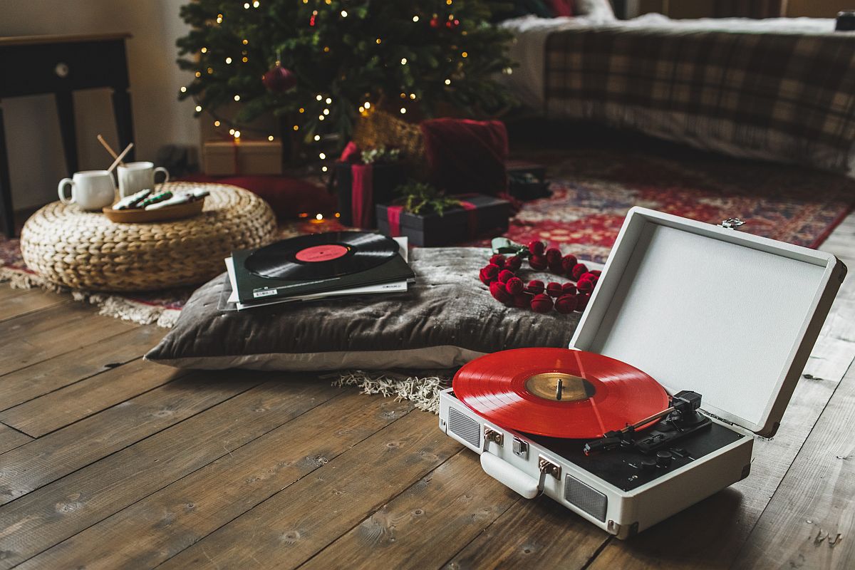 Karácsonyi hangulatú szoba karácsonyfával, lemezjátszóval.