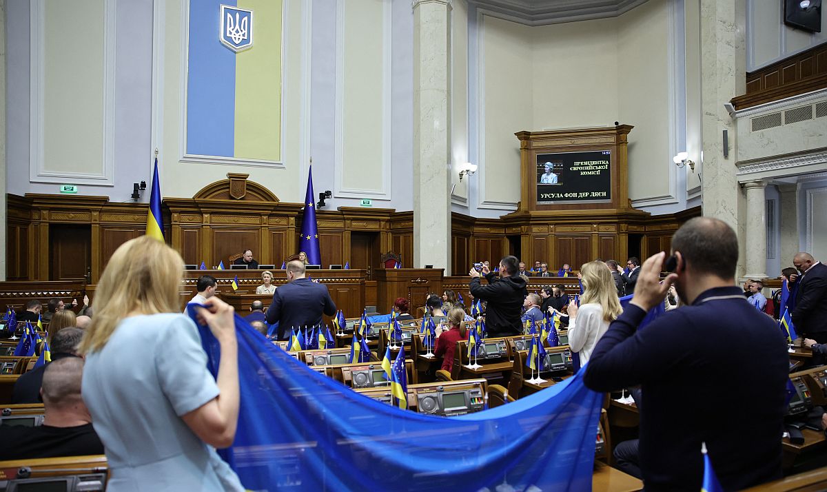 Ursula von der Leyen beszél az ukrán parlamentben.