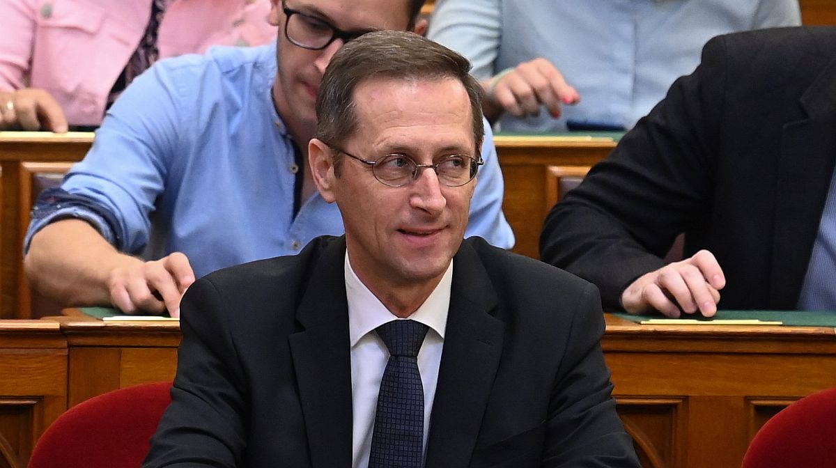 Varga Mihály pénzügyminiszter a 2024-es központi költségvetésről szóló törvény végszavazásán az Országgyűlés rendkívüli plenáris ülésén 2023. július 7-én.