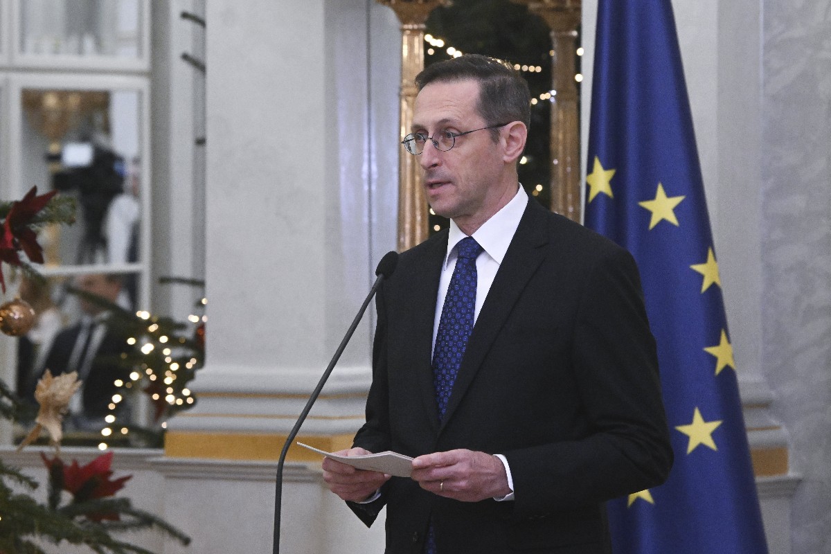 Varga Mihály pénzügyminiszter mond beszédet
