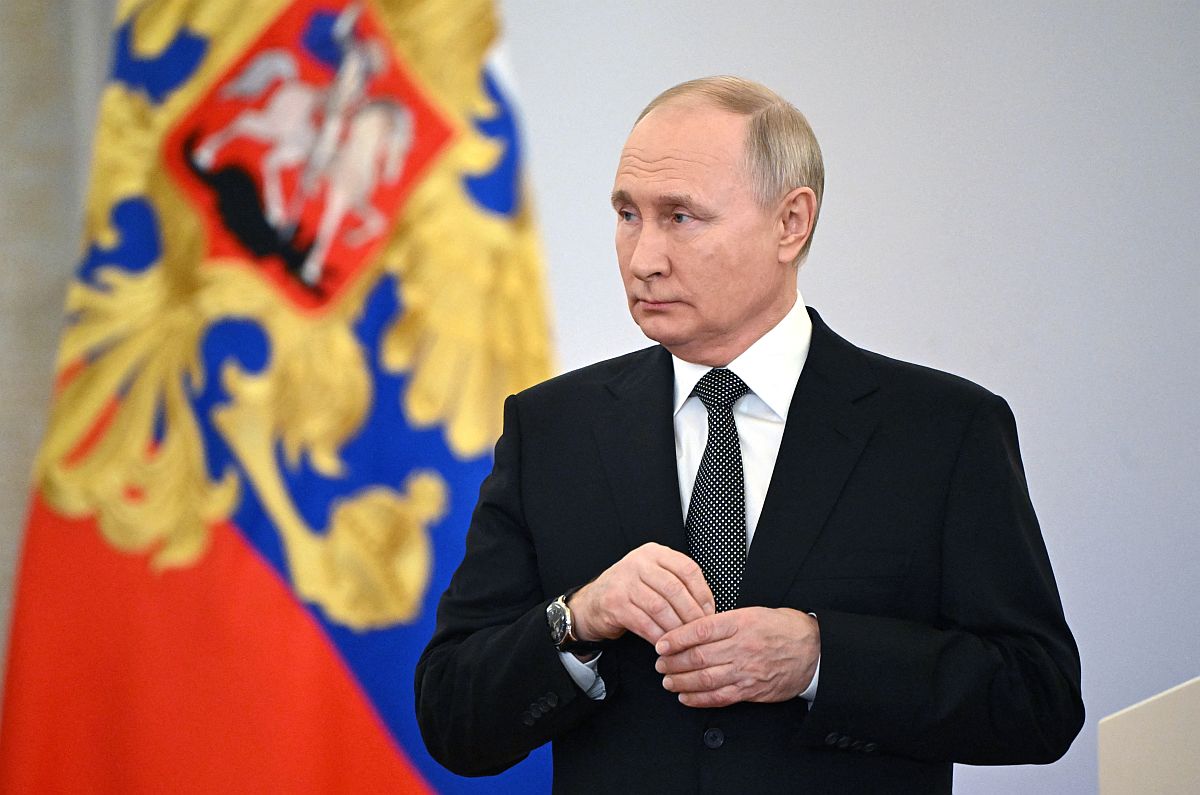 Vlagyimir Putyin áll az orosz zászló előtt.