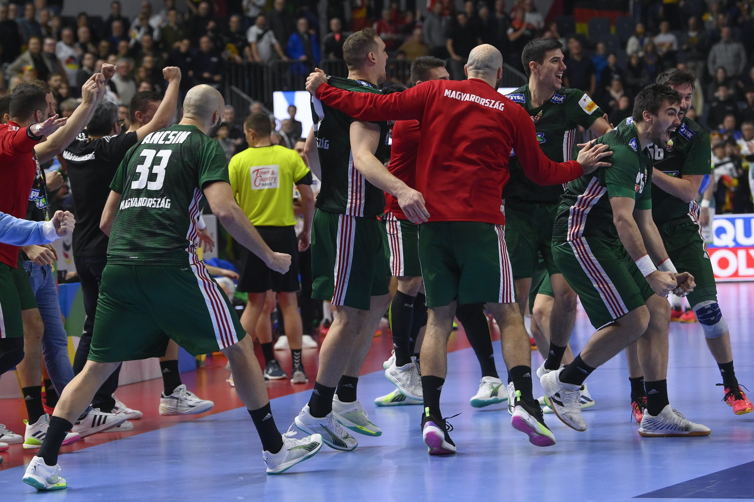 A gyõztes magyar csapat tagjai ünnepelnek a férfi kézilabda olimpiai kvalifikációs Európa-bajnokság ötödik helyéért játszott Magyarország - Szlovénia mérkőzés után