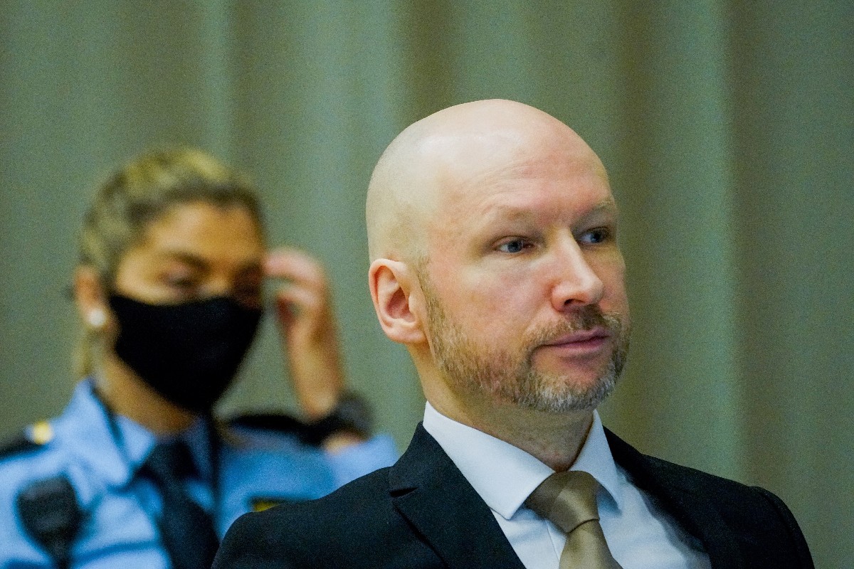 A 2011. július 22-i norvégiai terrortámadások miatt huszonegy éves börtönbüntetését töltő Anders Behring Breivik a skieni börtön bírósági tárgyalótermében 2022. január 18-án.