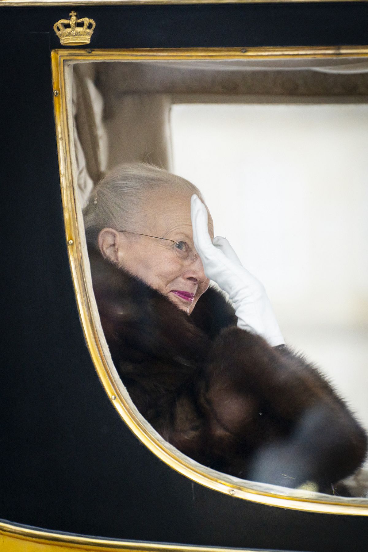 II. Margit dán királynő integet az aranyozott hintóból.