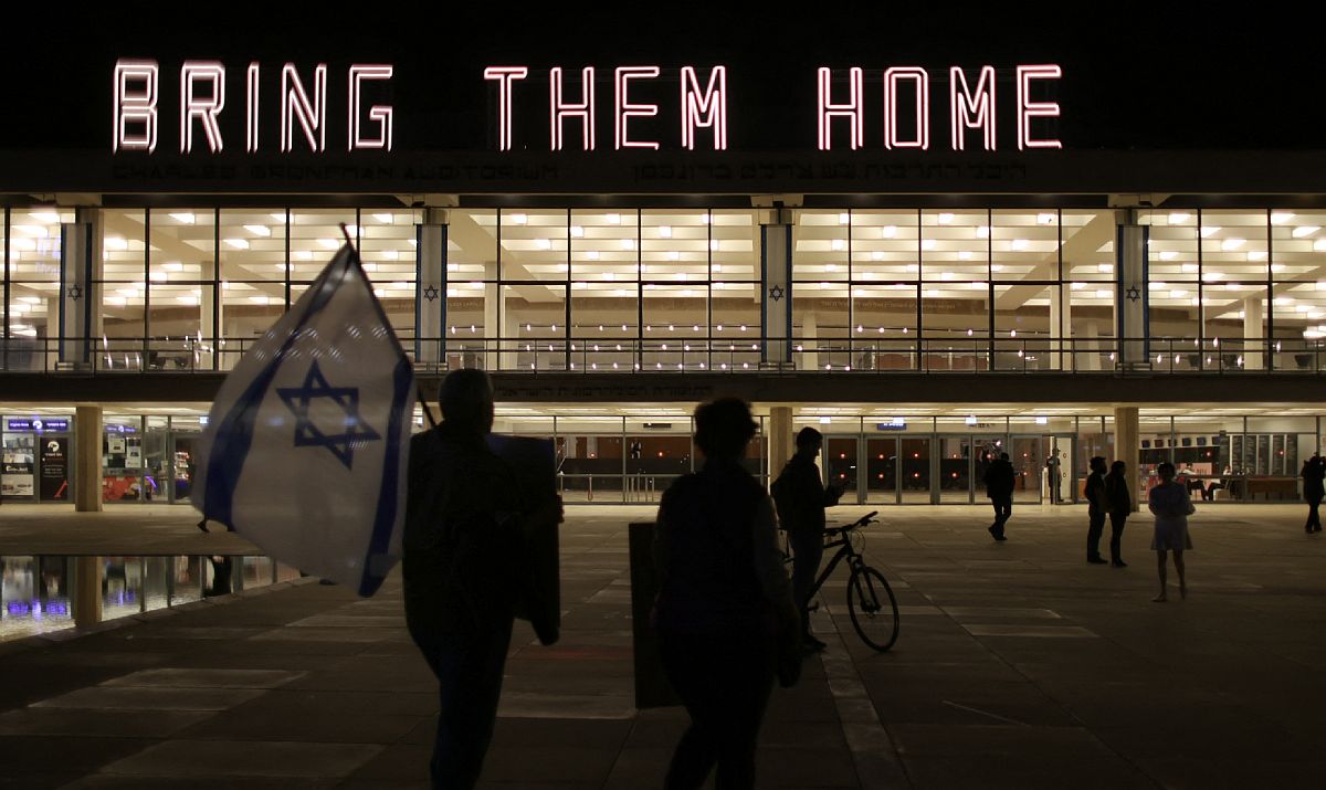 "Hozzátok haza őket" - felirat Izraelben.