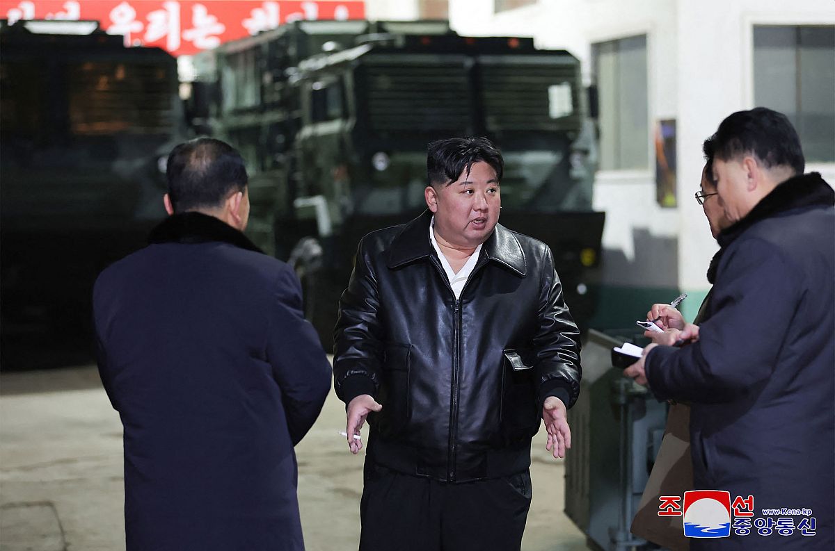 Kim Dzsong Un egy lőszergyárban.