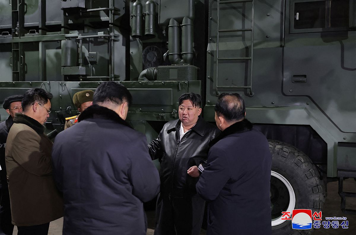 Kim Dzsong Un egy lőszergyárban.