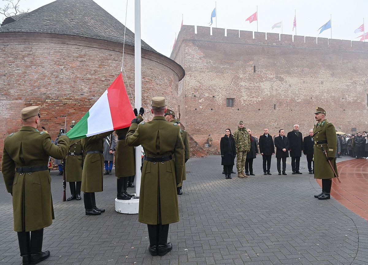Novák Katalin köztársasági elnök (k) az ünnepélyes zászlófelvonáson a gyulai vár előtti téren, mellette főhadsegédje, Kun Szabó István vezérőrnagy 2024. január 24-én.