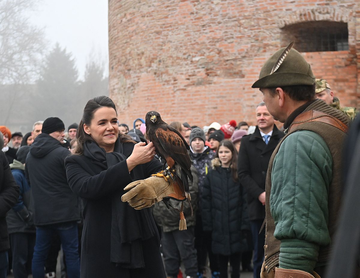 Novák Katalin köztársasági elnök és Czene Ferenc helyi solymász (j) a gyulai vár előtti téren 2024. január 24-én. Az államfő kétnapos látogatást tesz Békés vármegyében.