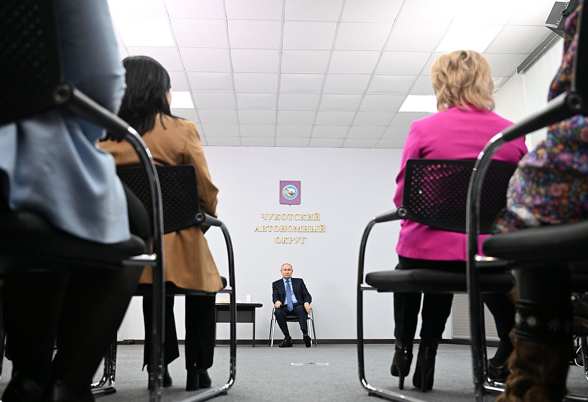 Vlagyimir Putyin orosz elnök helybeliekkel találkozik egy lakossági fórumon a csukcsföldi fővárosban, Anadirban 2024. január 10-én.