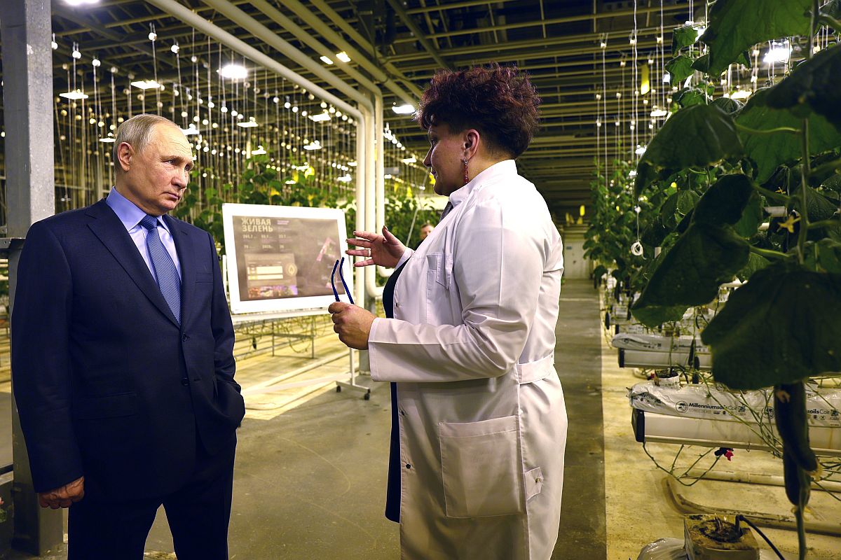 Vlagyimir Putyin egy csukcsföldi zöldségtermesztővel beszélget.