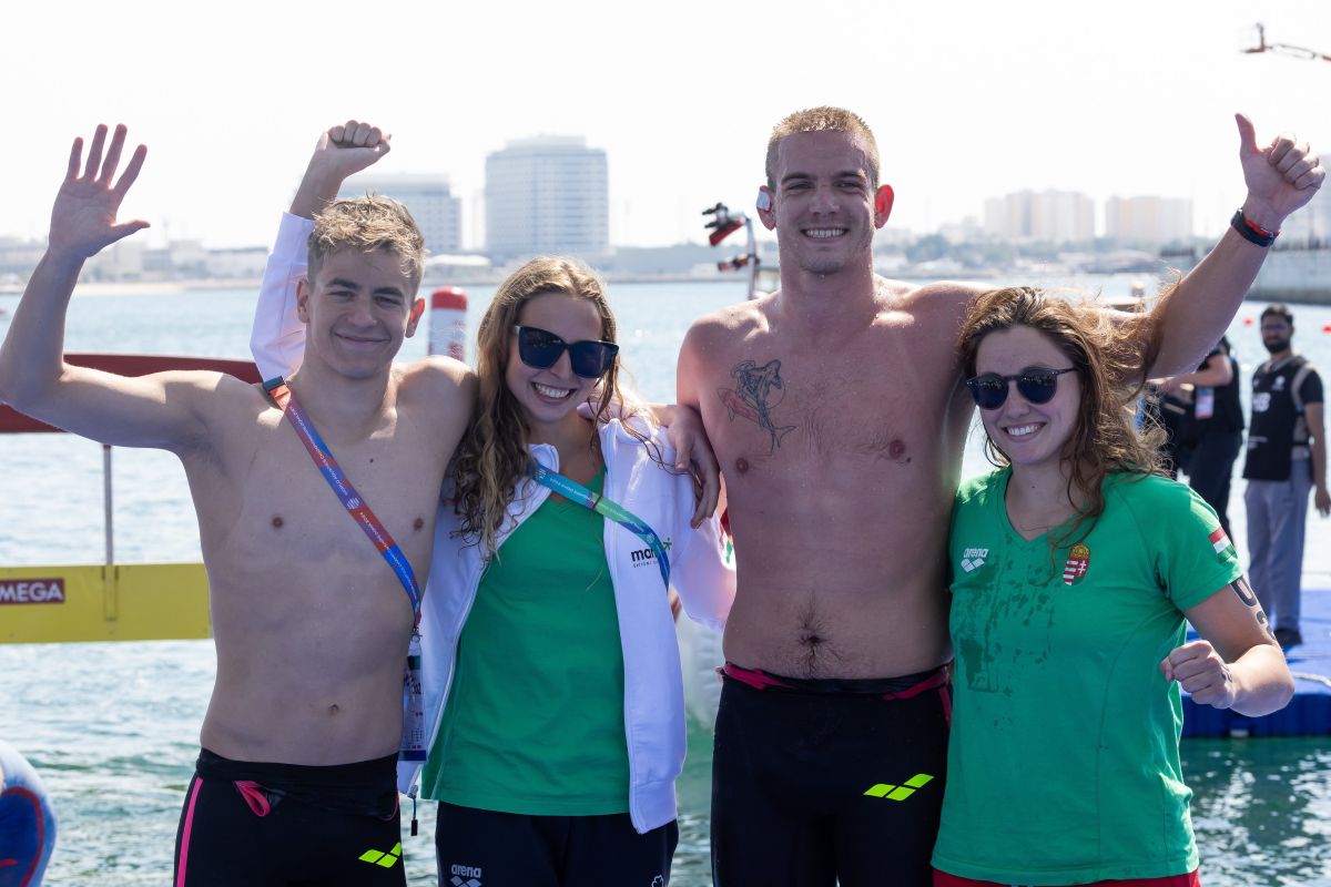 A bronzérmes Bethlehem Dávid, Fábián Bettina, Rasovszky Kristóf és Szimcsák Mira (b-j) a nyíltvízi úszók 4x1500 méteres vegyesváltó versenyszáma után a dohai vizes világbajnokságon 2024. február 8-án.