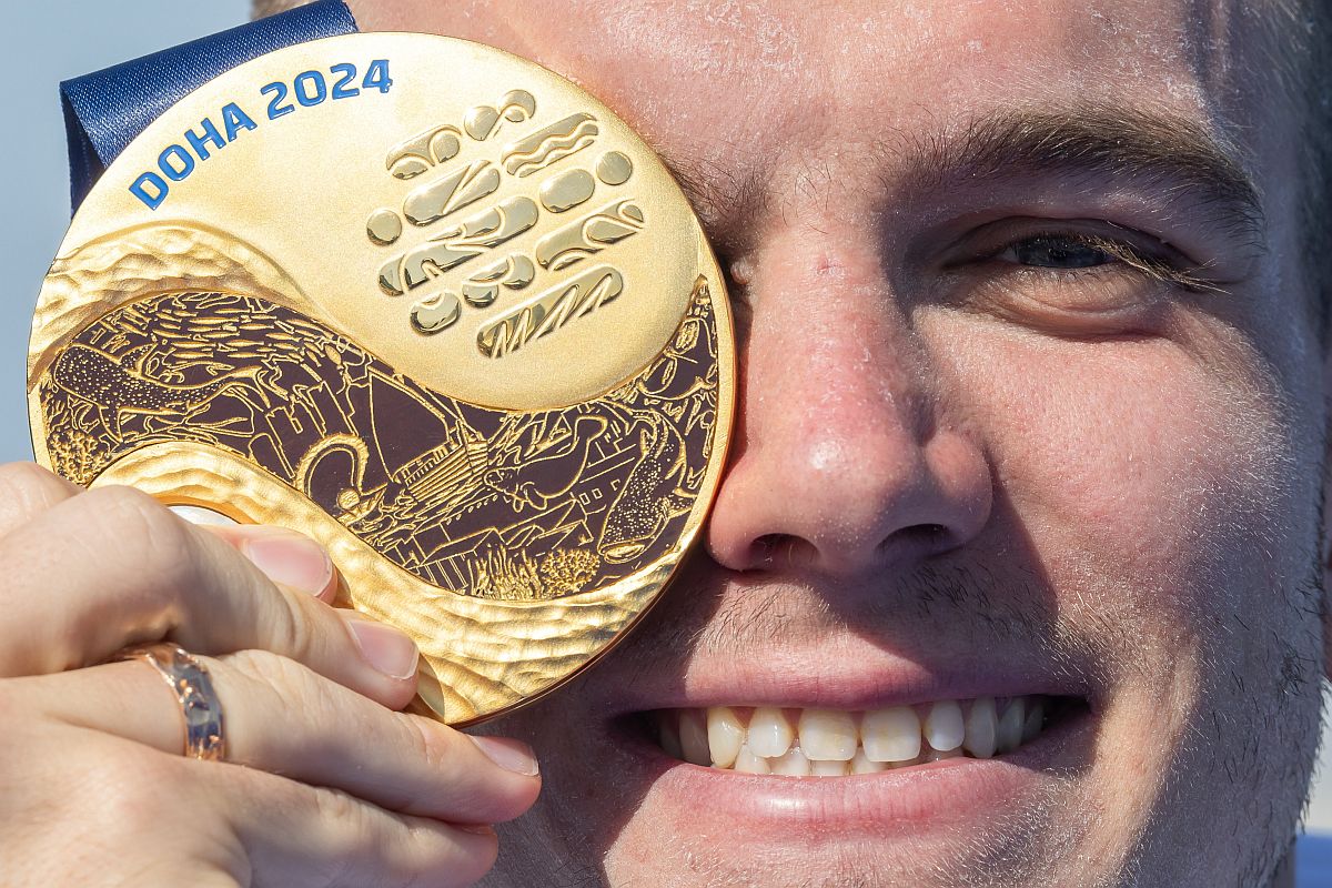 Az aranyérmes Rasovszky Kristóf a férfi nyíltvízi úszók 10 kilométeres versenye után a dohai vizes világbajnokságon 2024. február 4-én.