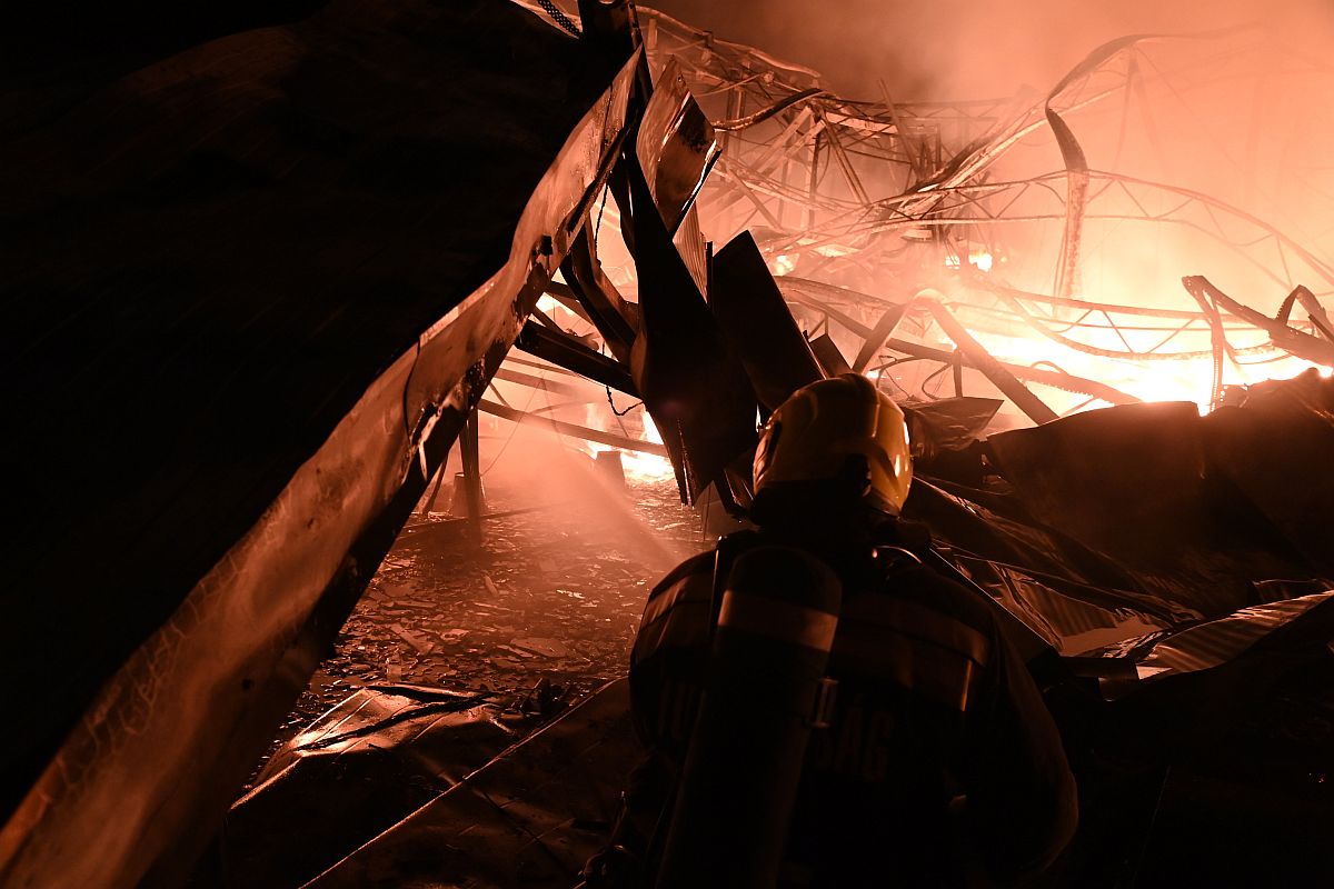 Tűzoltók dolgoznak egy teljes terjedelmében lángokban álló, nagyjából tízezer négyzetméteres kertészet oltásán Budapest XXIII. kerületében, Soroksáron a Meddőhányó utcában 2024. február 6-án késő éjszaka.