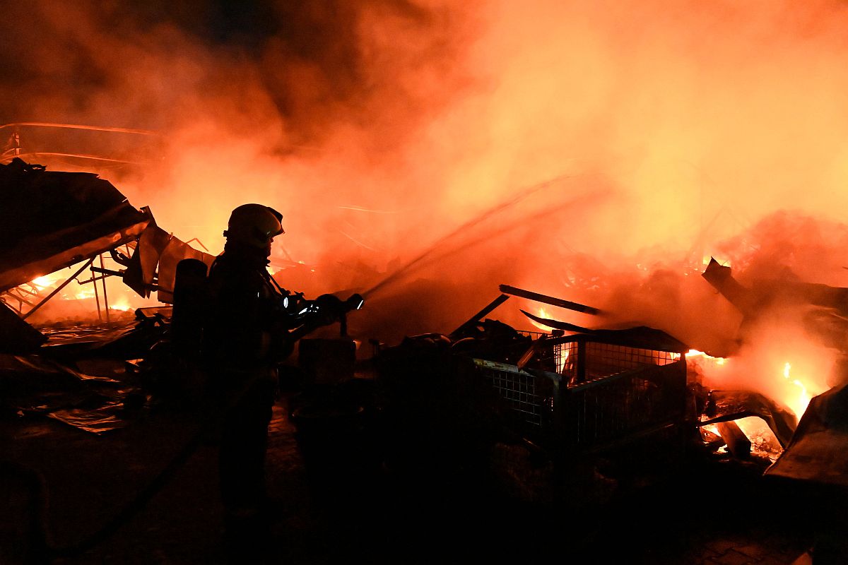 Tűzoltók dolgoznak egy teljes terjedelmében lángokban álló, nagyjából tízezer négyzetméteres kertészet oltásán Budapest XXIII. kerületében, Soroksáron a Meddőhányó utcában 2024. február 6-án késő éjszaka.