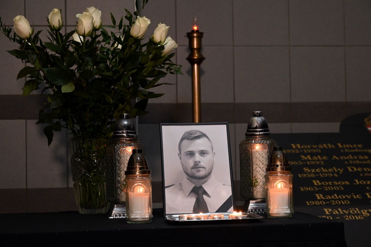 Mécsesek égnek Baumann Péter főtörzsőrmester emlékére a Rendőrségi Igazgatási Központban tartott sajtótájékoztató helyszínén 2023. január 13-án.