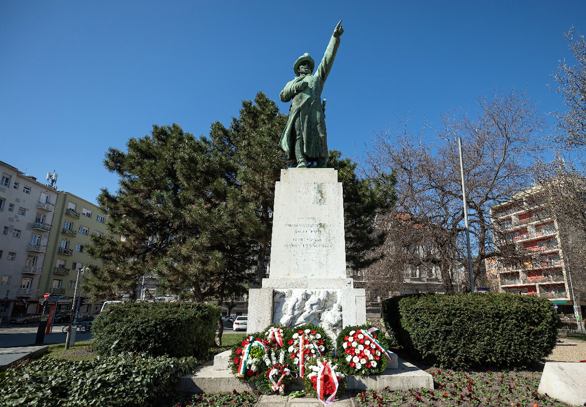 Koszorúk Bem József szobránál a fővárosi Bem téren az 1848-49-es szabadságharc és forradalom kitörésének 172. évfordulóján 2020. március 15-én.