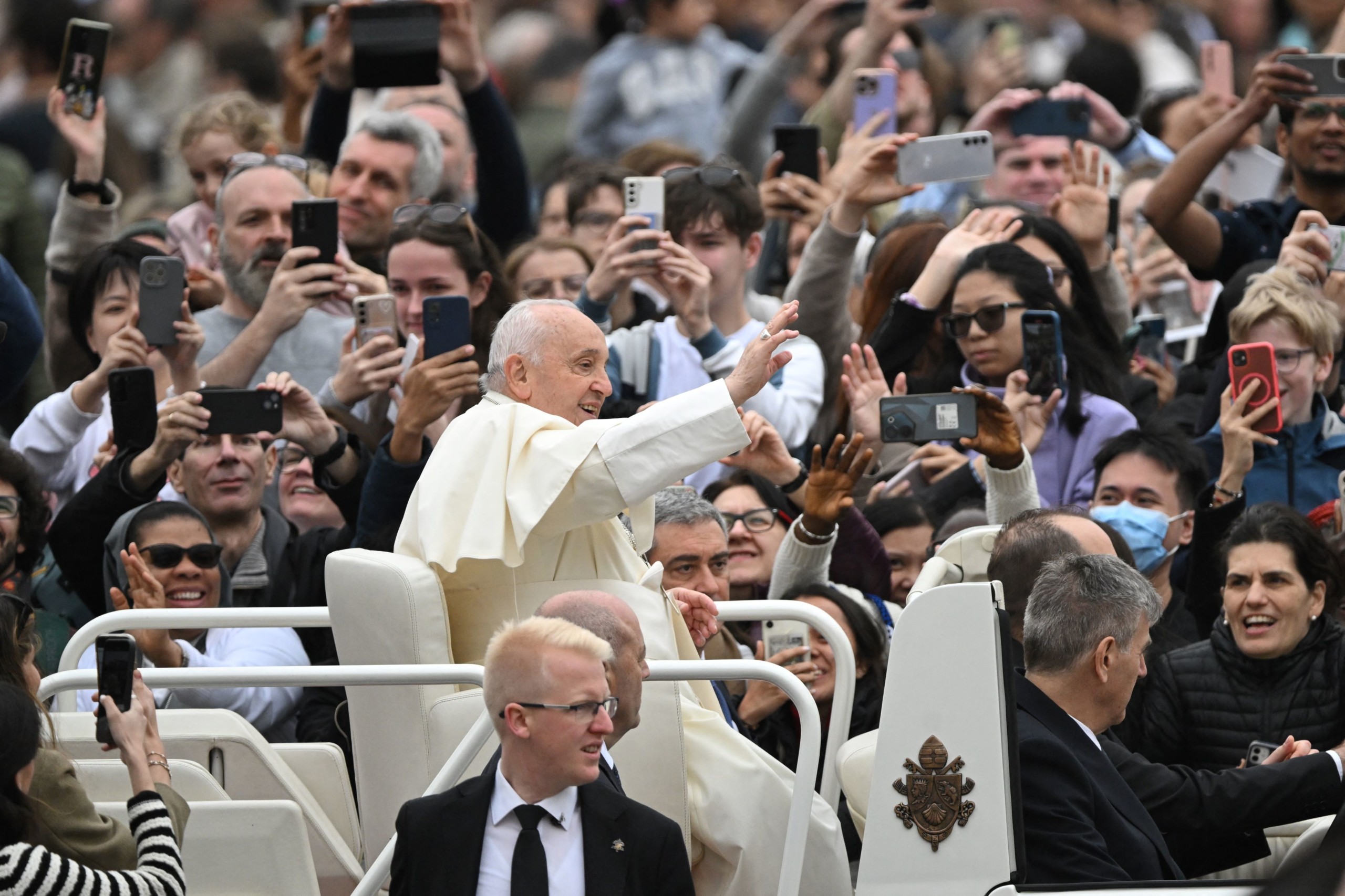 Ferenc pápa körbejárt a téren