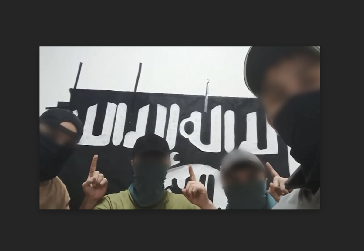 A fotón az Iszlám Állam terroristái, akik azonban álcázták magukat