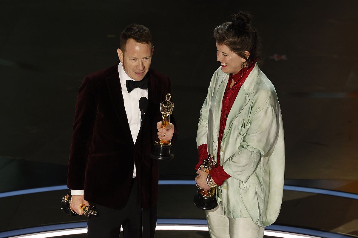 A Mihalek Zsuzsa díszletberendezővel a legjobb produkciós tervezés kategóriában Oscar-díjat nyert James Price (b) és Shona Heath brit látványtervezők átveszik a díjakat a 96. Oscar-gálán a Los Angeles-i Dolby Színházban 2024. március 10-én.