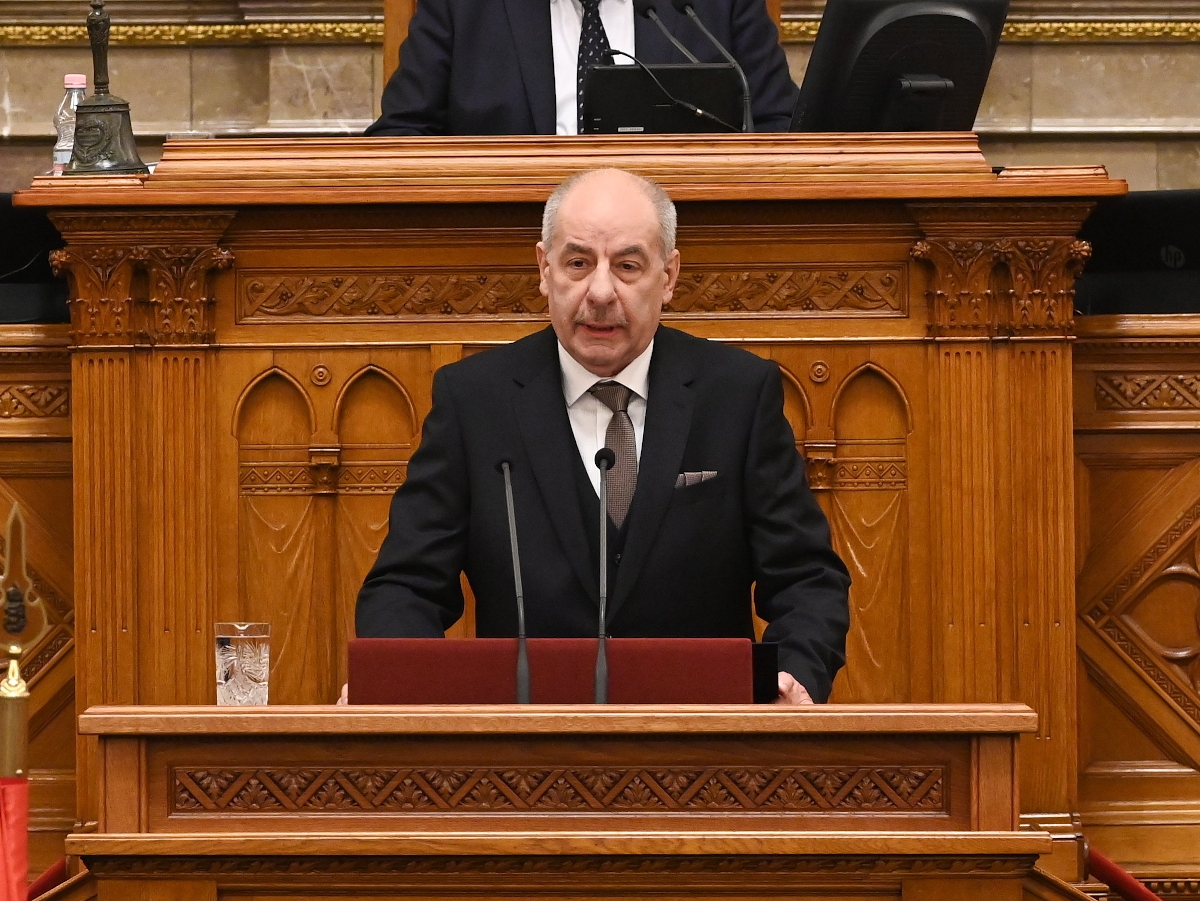 Sulyok Tamás megválasztott köztársasági elnök beszédet mond az Országgyűlés plenáris ülésén 2024. február 26-án.