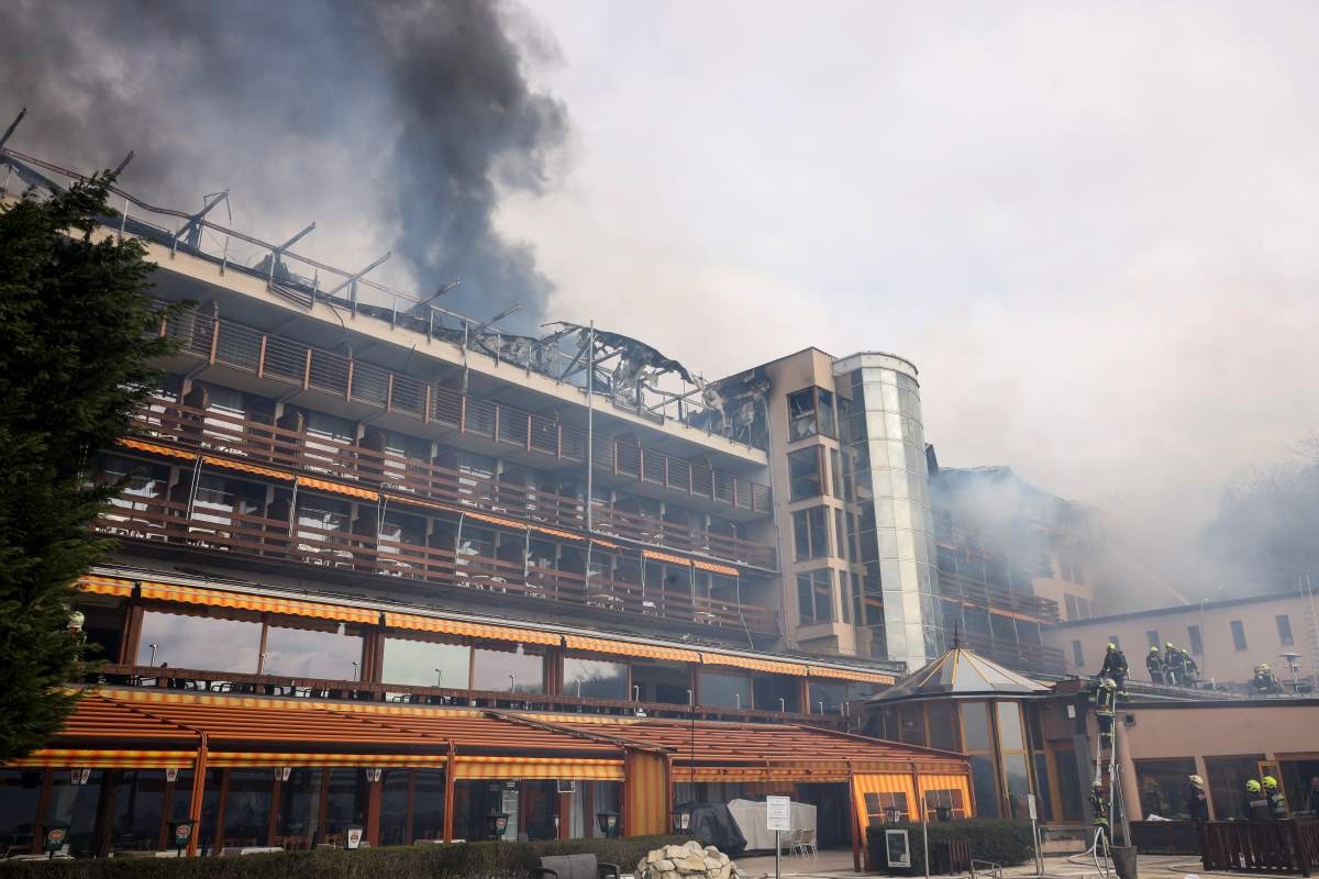 Lángolt a visegrádi Hotel Silvanus negyedik emelete