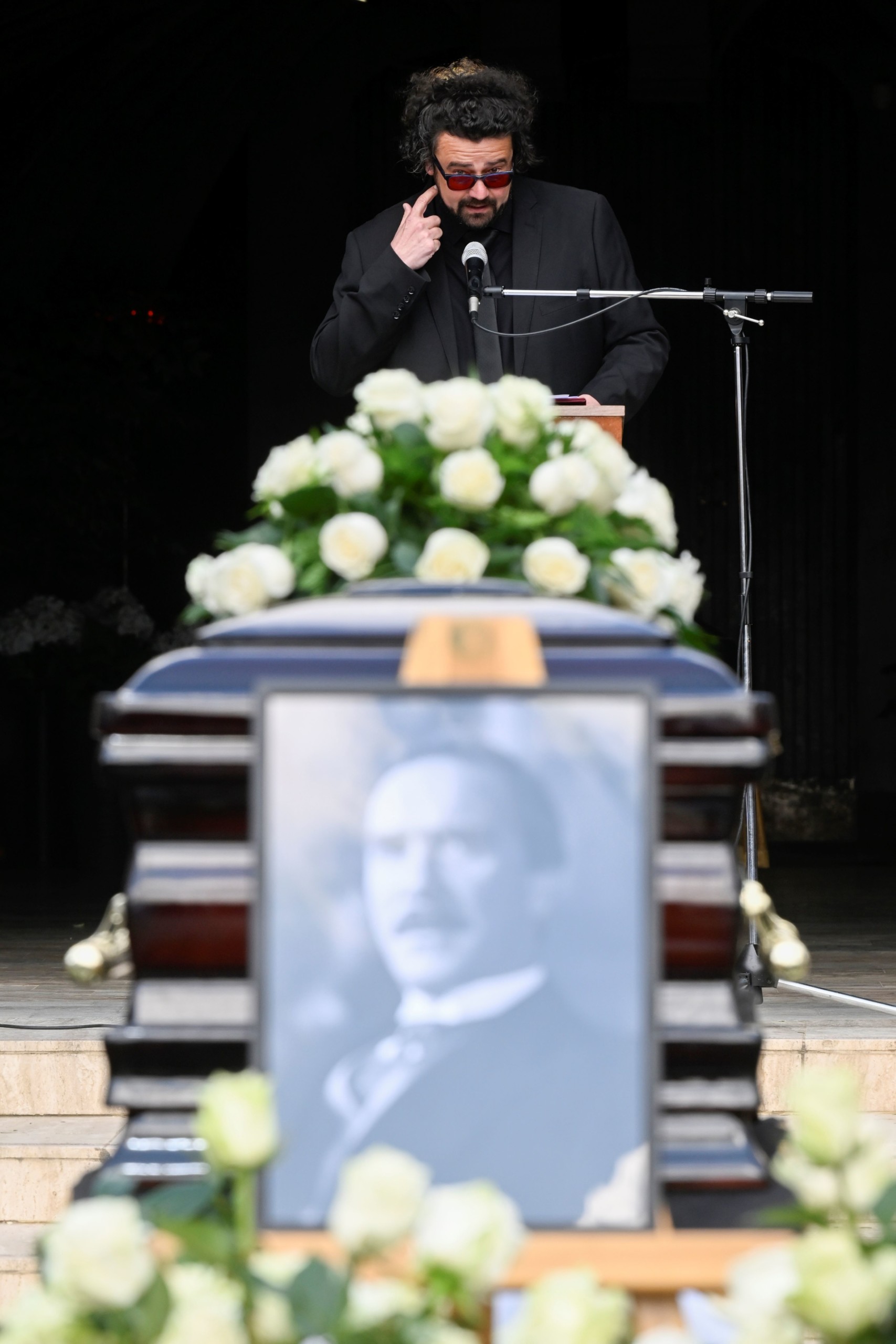 Szőcs Artúr színész, rendező gyászbeszédet mond Tordy Géza temetésén