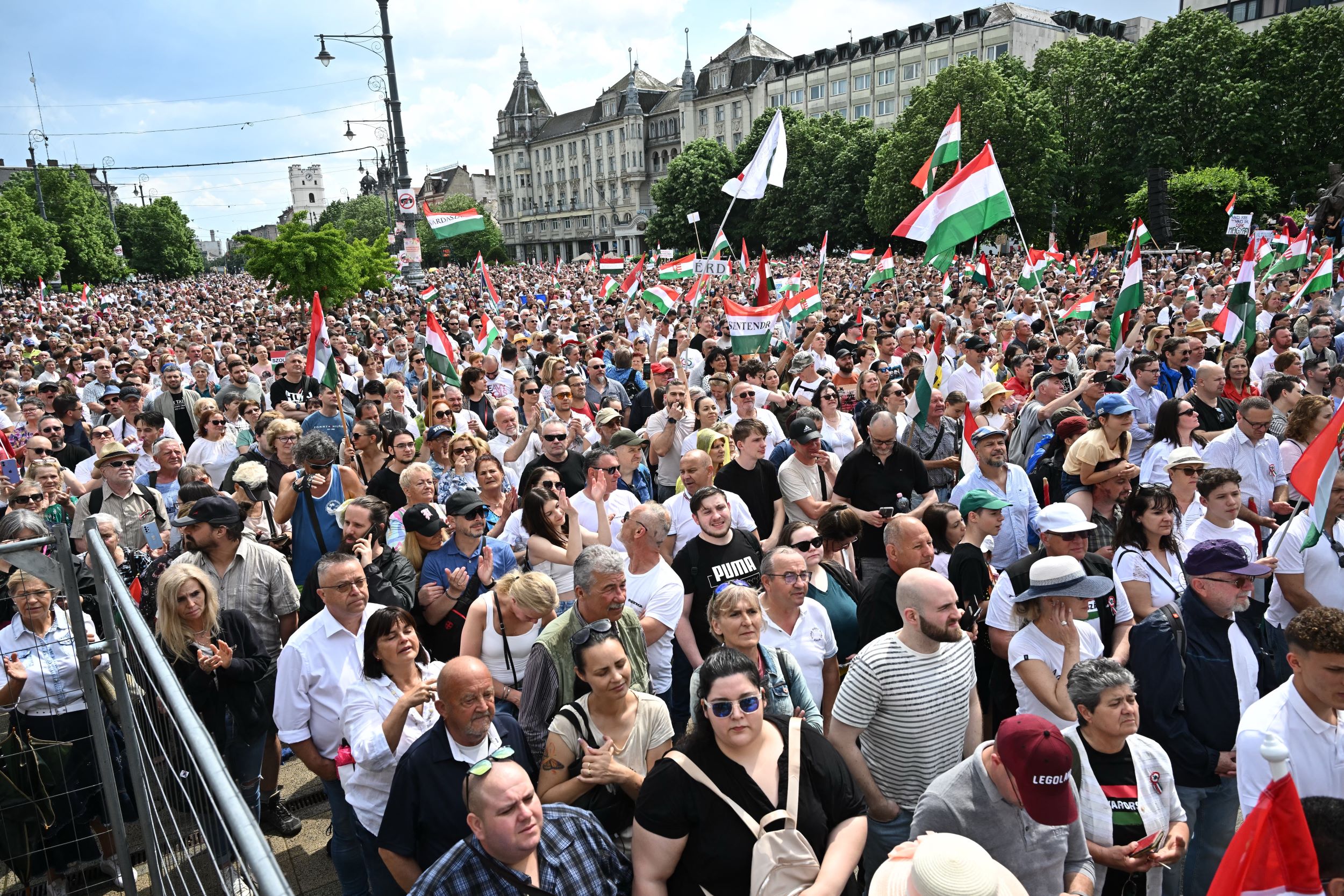 Tüntetők a debreceni Kossuth téren, Magyar Péter demonstrációján.