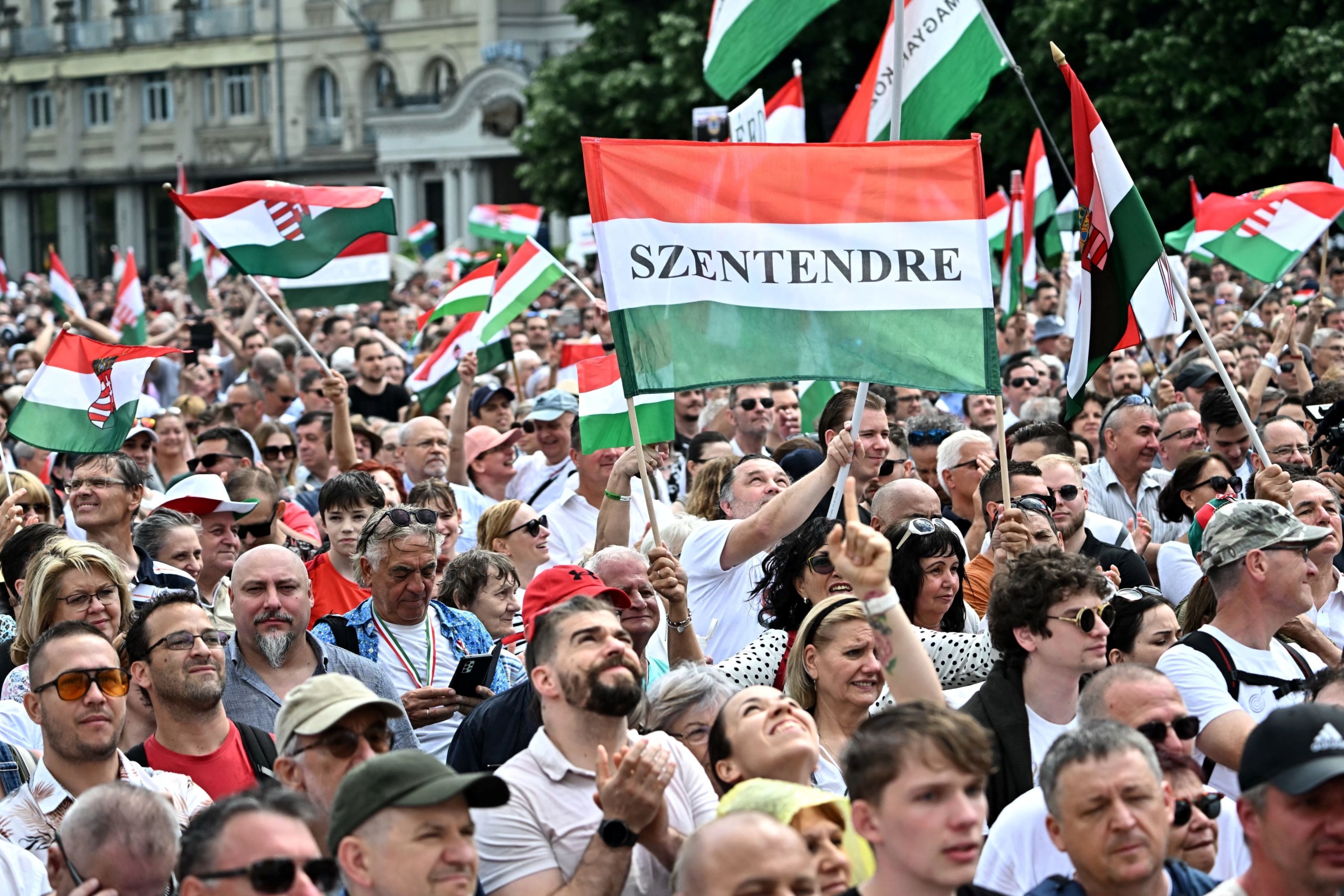 Tüntetők a debreceni Kossuth téren, Magyar Péter demonstrációján.