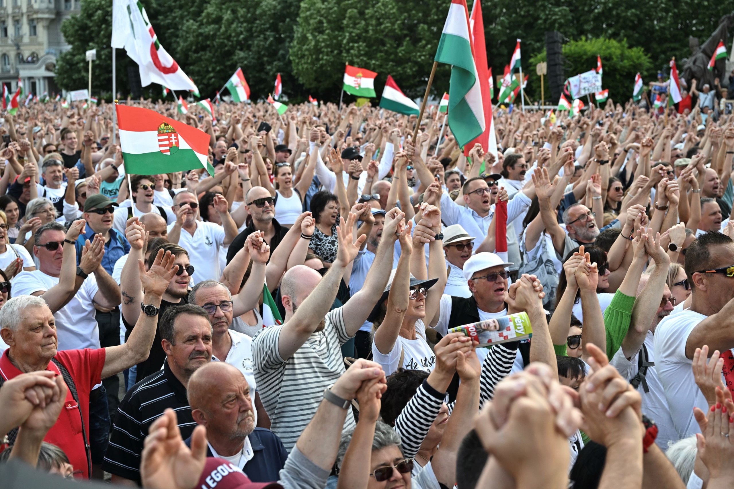 Tüntetők a debreceni Kossuth téren, Magyar Péter demonstrációján.