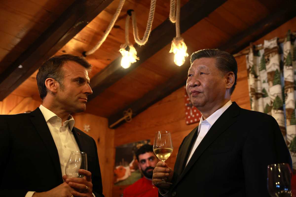 A kétnapos állami látogatáson Franciaországban tartózkodó Hszi Csin-ping kínai (j) és Emmanuel Macron francia elnök bort kóstol egy vendéglőben