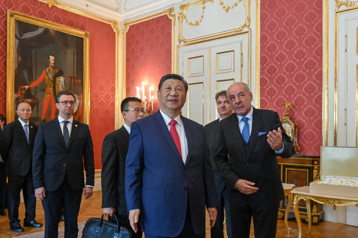 Sulyok Tamás köztársasági elnök (j) fogadja Hszi Csin-ping kínai elnököt a Sándor-palota Mária Terézia-szalonjában 2024. május 9-én.