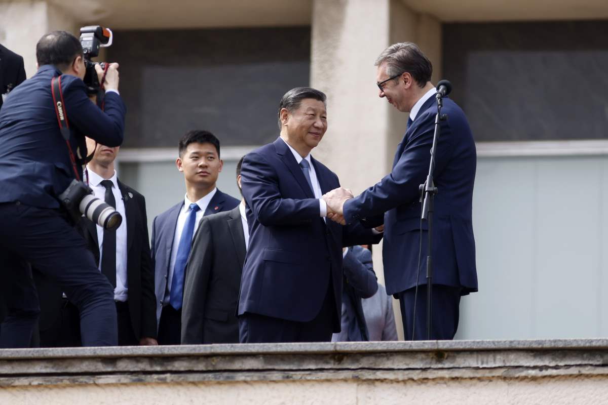 Hszi Csin-ping kínai elnök (b2) és Aleksandar Vucic szerb államfő kezet fog a belgrádi kormánypalota erkélyén Hszi fogadási ünnepségén 2024. május 8-án. Hszi kétnapos hivatalos látogatáson tartózkodik Szerbiában.