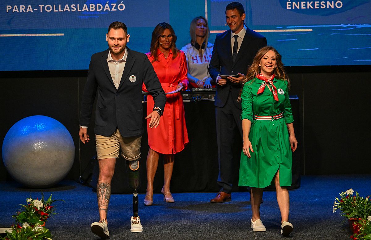 Kertész Róbert paralimpiai tollaslabdázó és Kocsis Paulina énekesnő a magyar olimpiai és paralimpiai csapat emlékérme- és bélyegkibocsátással egybekötött divatbemutatóján a Várkert Bazárban 2024. május 6-án.