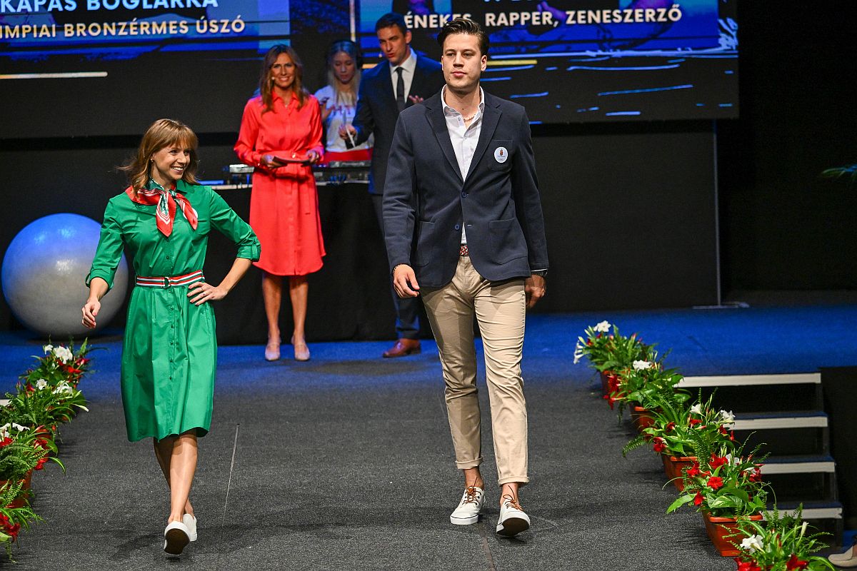 Kapás Boglárka úszó és T. Danny énekes és dalszerző a magyar olimpiai és paralimpiai csapat emlékérme- és bélyegkibocsátással egybekötött divatbemutatóján a Várkert Bazárban 2024. május 6-án.