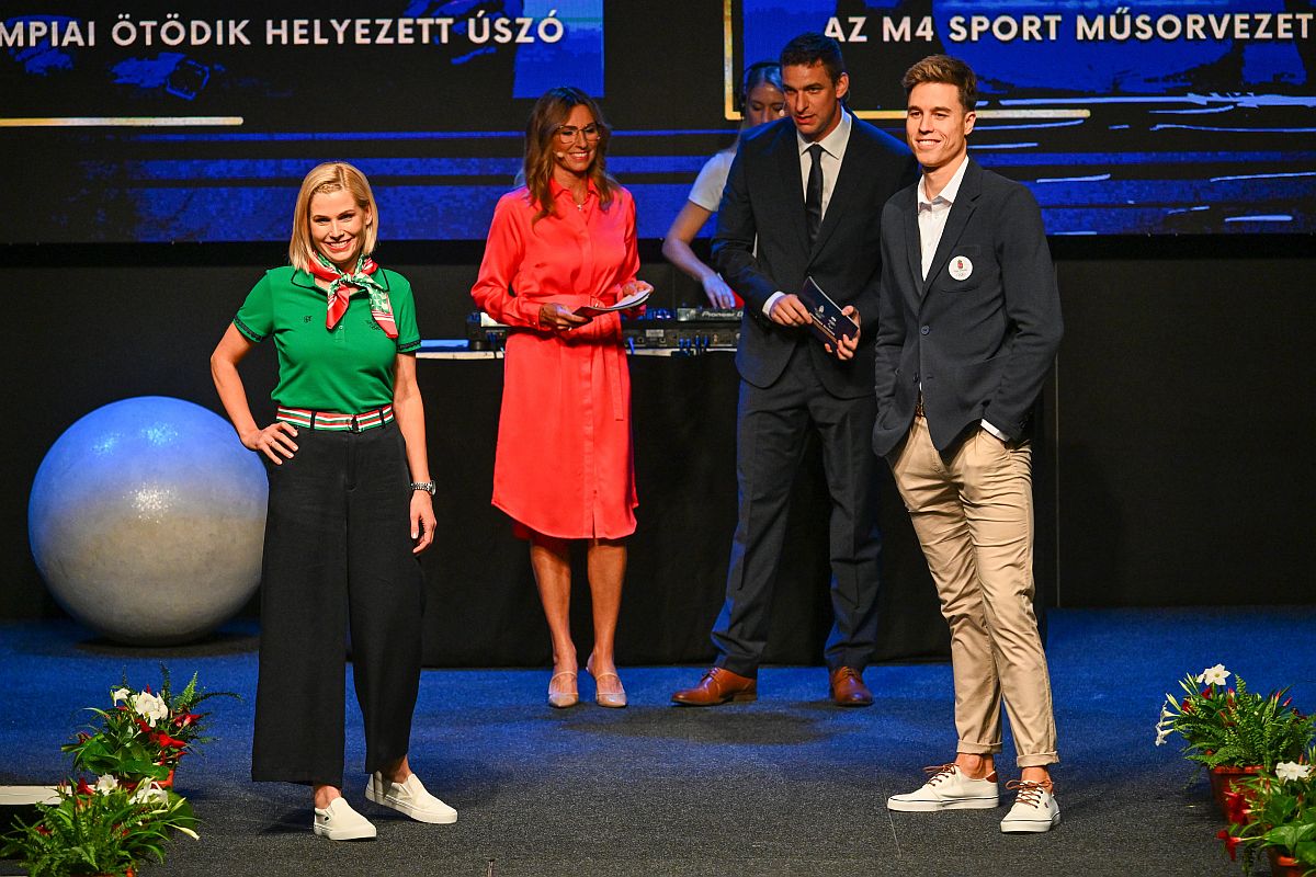 Berkesi Judit, az M4 műsorvezetője és Telegdy Ádám úszó a magyar olimpiai és paralimpiai csapat emlékérme- és bélyegkibocsátással egybekötött divatbemutatóján a Várkert Bazárban 2024. május 6-án.