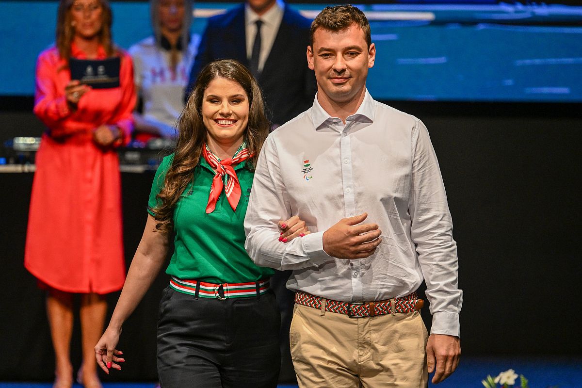 Agárdi Szilvia énekesnő és Osváth Richárd paralimpiai vívó a magyar olimpiai és paralimpiai csapat emlékérme- és bélyegkibocsátással egybekötött divatbemutatóján a Várkert Bazárban 2024. május 6-án.