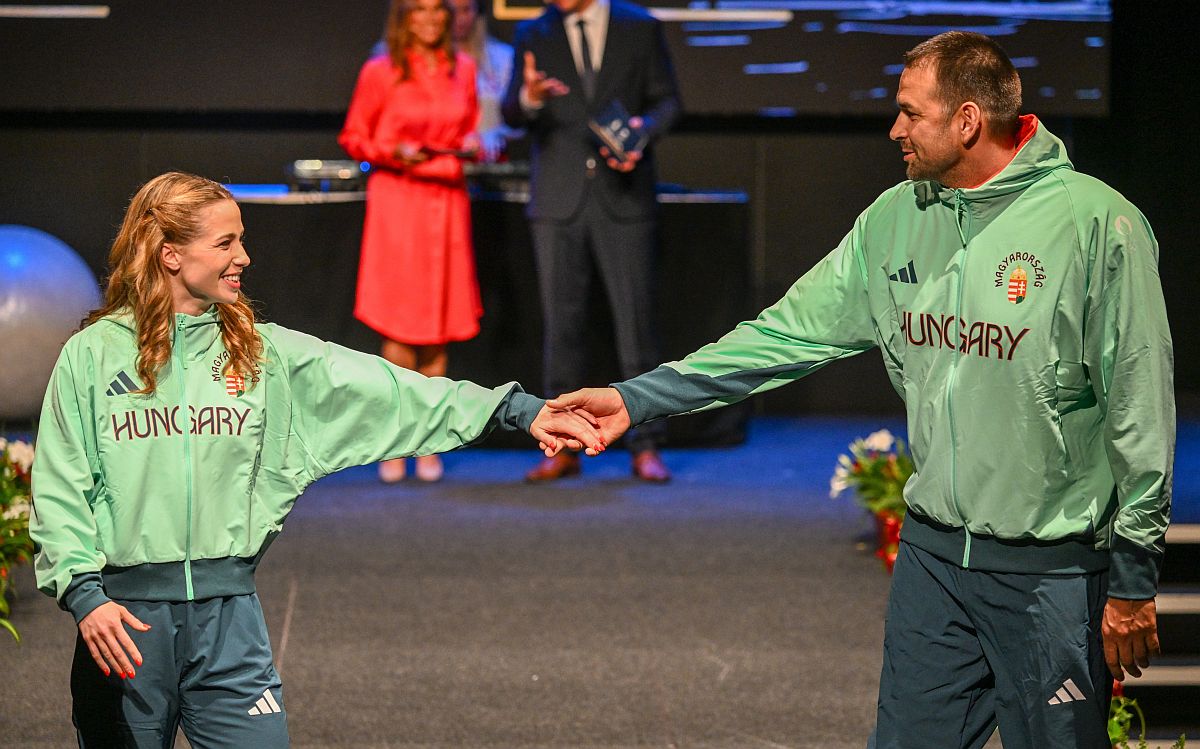 Gulyás Michelle öttusázó és Kucsera Gábor kajakozó a magyar olimpiai és paralimpiai csapat emlékérme- és bélyegkibocsátással egybekötött divatbemutatóján a Várkert Bazárban 2024. május 6-án.