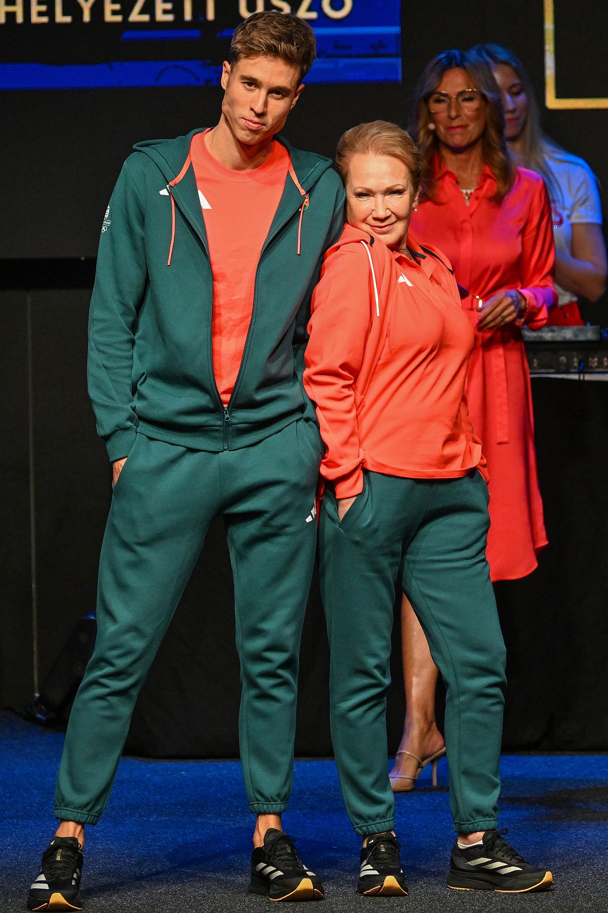 Telegdy Ádám úszó és Udvaros Dorottya színművész a magyar olimpiai és paralimpiai csapat emlékérme- és bélyegkibocsátással egybekötött divatbemutatóján a Várkert Bazárban 2024. május 6-án.