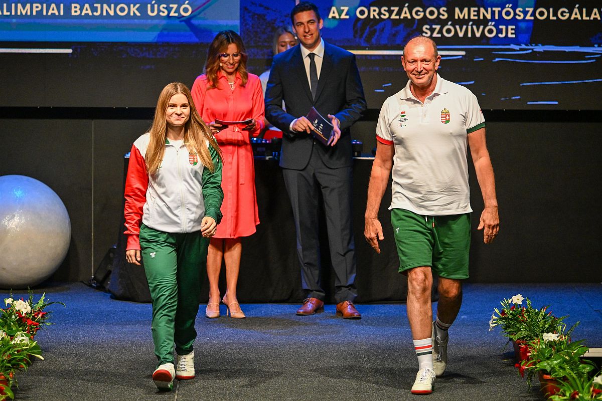 Papp Bianka paralimpiai úszó és Győrfi Pál, az Országos Mentőszolgálat szóvívője a magyar olimpiai és paralimpiai csapat emlékérme- és bélyegkibocsátással egybekötött divatbemutatóján a Várkert Bazárban 2024. május 6-án.