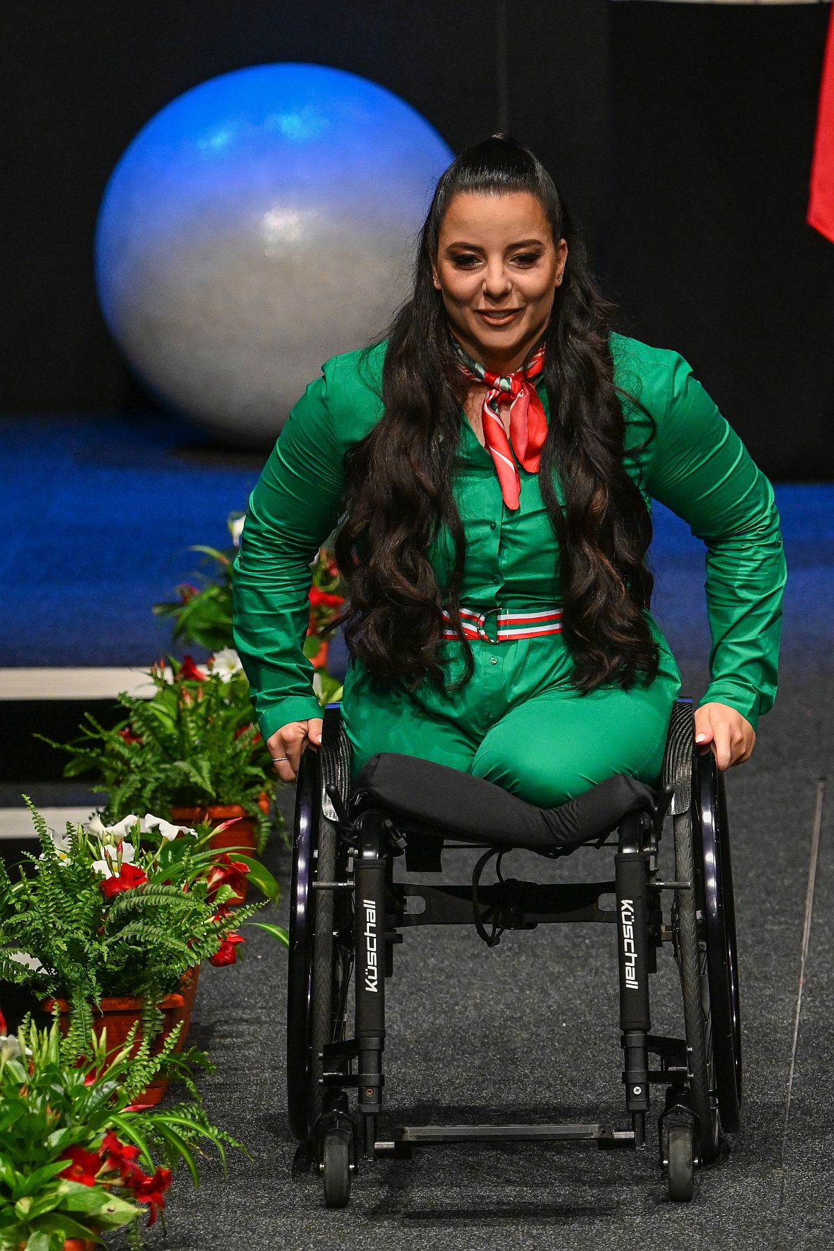 Illés Fanny paralimpiai úszó a magyar olimpiai és paralimpiai csapat emlékérme- és bélyegkibocsátással egybekötött divatbemutatóján a Várkert Bazárban 2024. május 6-án.